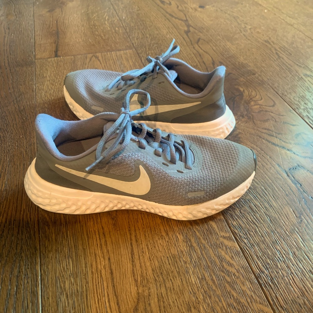 Nike youth 4 running shoes- grey with white stripe
